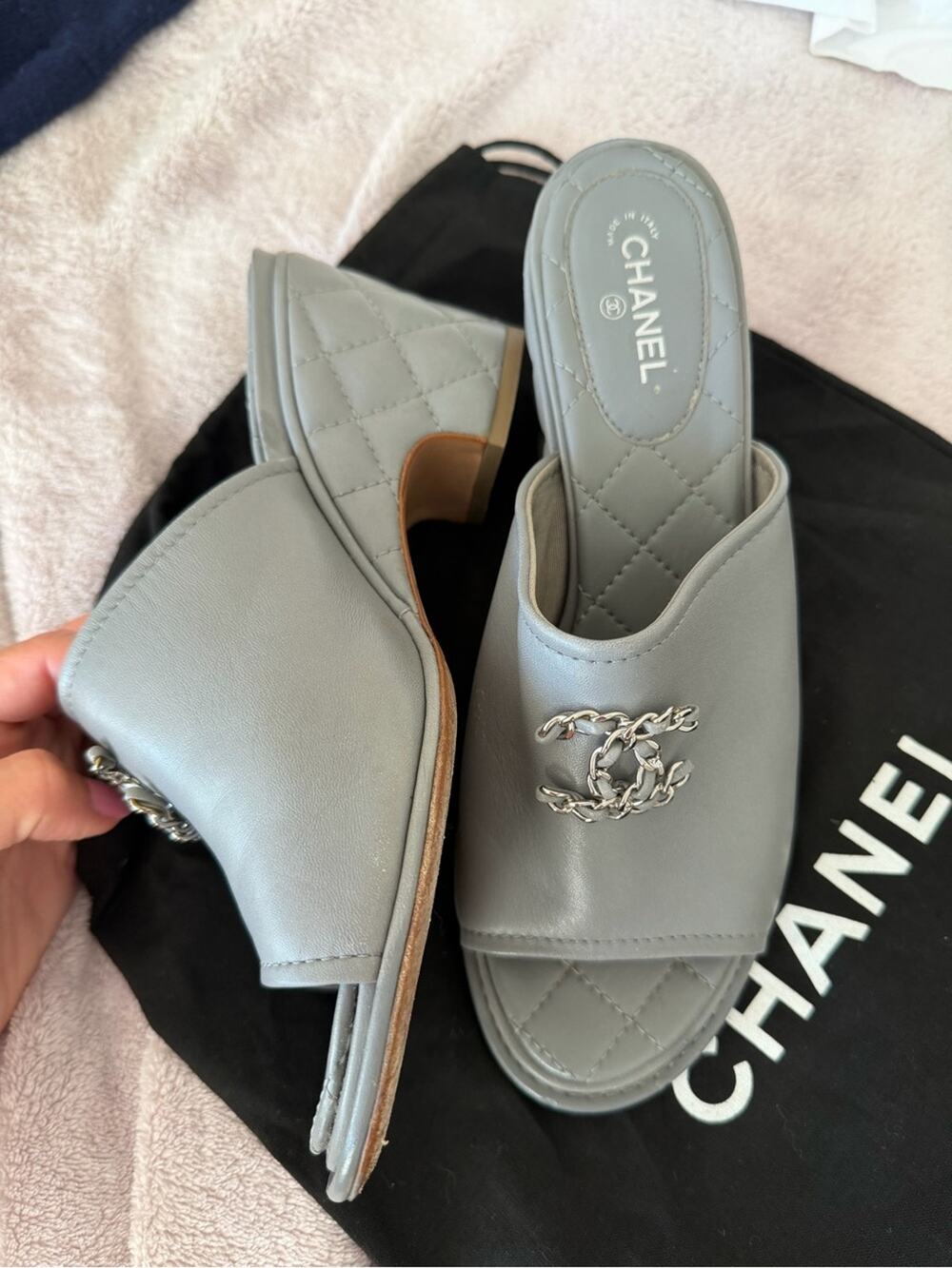 🗽CHANEL Quilted Leather Slide Mules with Silver CC Chain Logo